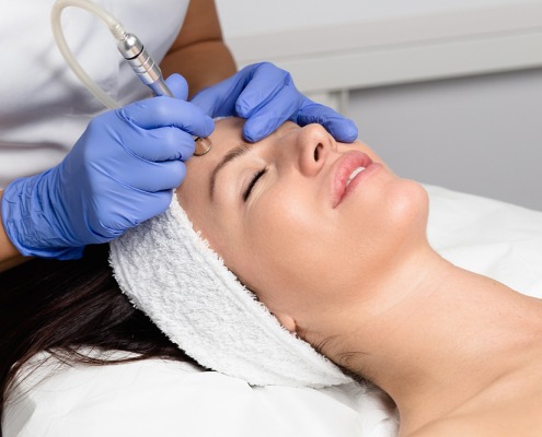 Junge Frau bei einer Dermabrasion Behandlung