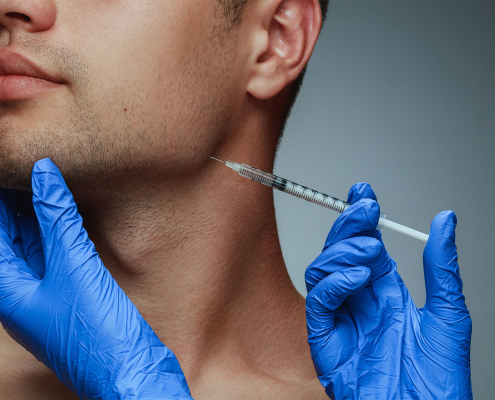 Mann bekommt Botox ins Kinn gespritzt